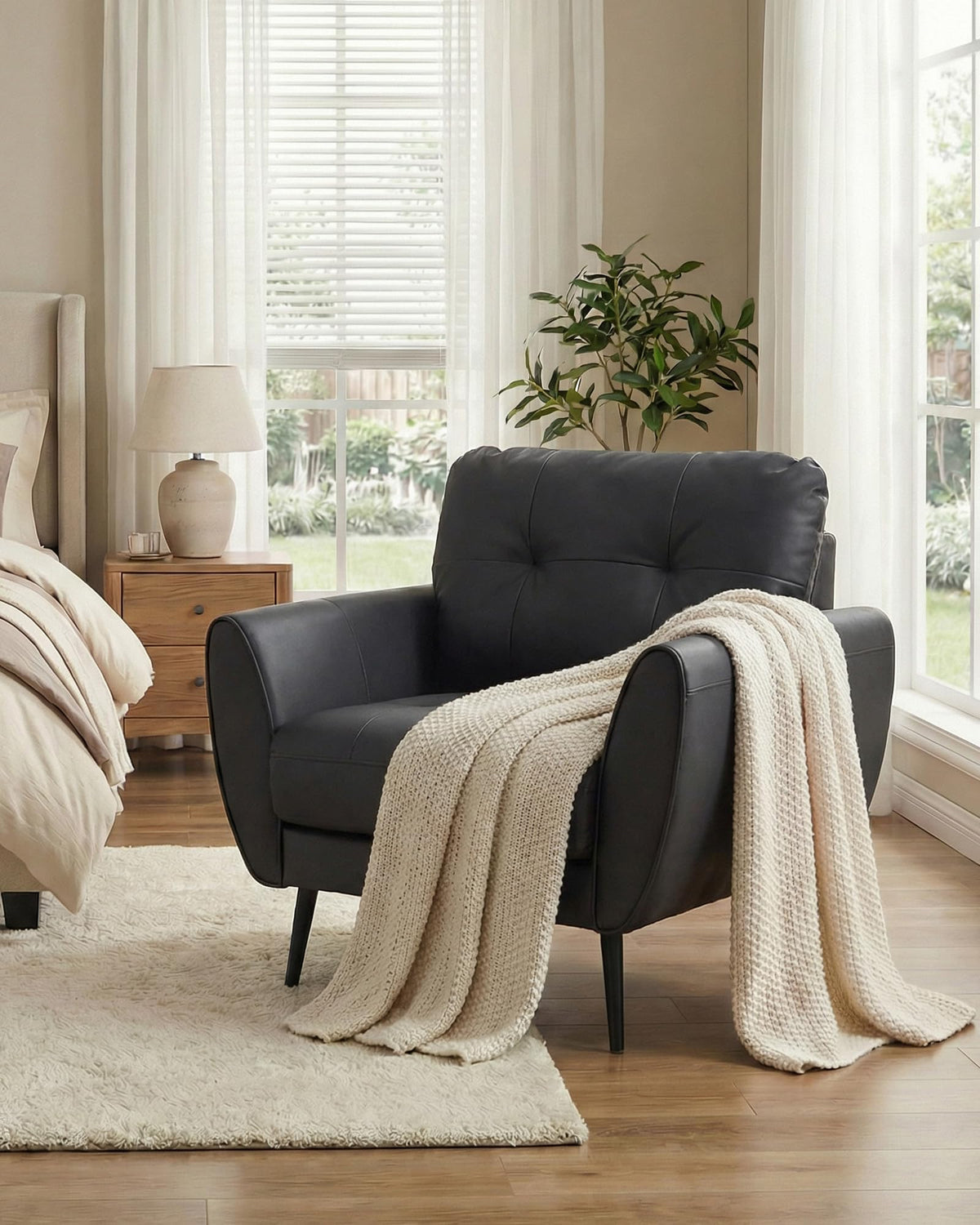 Black Leather Tufted Accent Chair U805